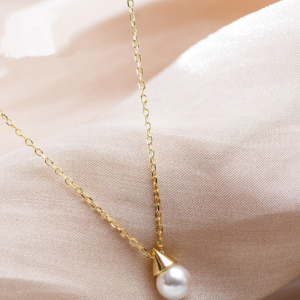 Simple Gold Necklace with One Single Pearl