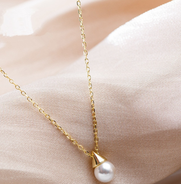 Simple Gold Necklace with One Single Pearl