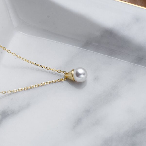 Simple Gold Necklace with One Single Pearl 2