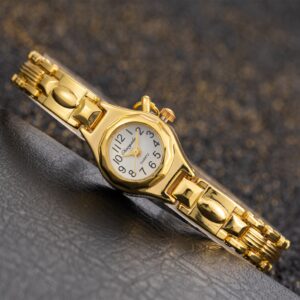 Small Dial Elegant Women's Gold Bracelet Watch with Heart Pendant