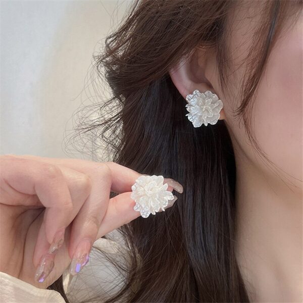 Resin White Floral Stud Earrings 2