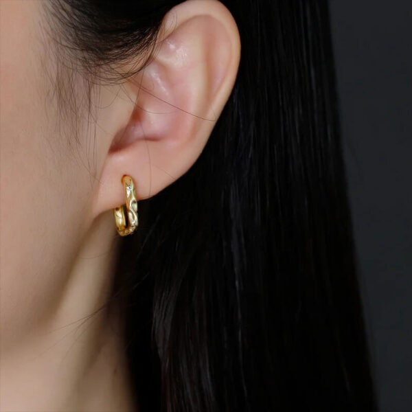Irregular Ear Loops Huggie Hoop Earrings (2)