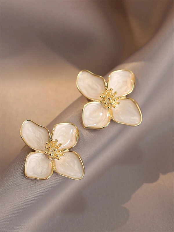 Beauty Blossom White Flower Stud Earrings