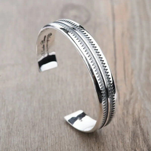 Zigzag Pattern Cuff Bracelet (1)