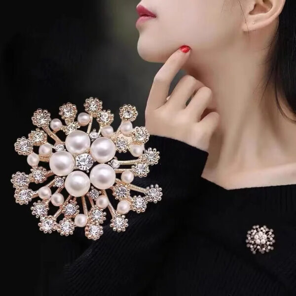 Luxurious Pearl Rhinestone Bridal Brooch