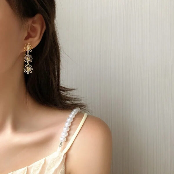 Retro Gold Triple Daisy Drop Earrings (1)