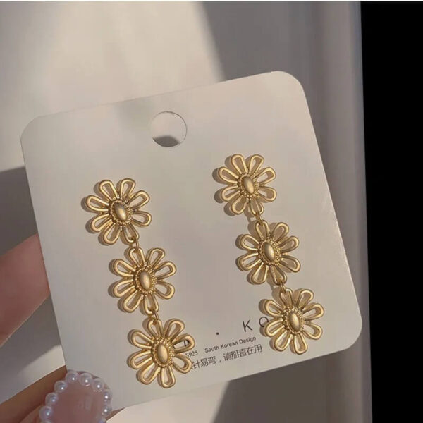 Retro Gold Triple Daisy Drop Earrings (4)