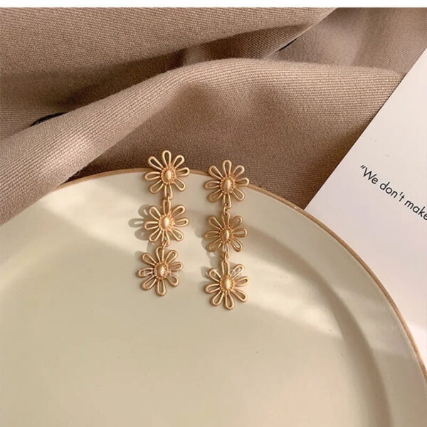 Retro Gold Triple Daisy Drop Earrings (4)