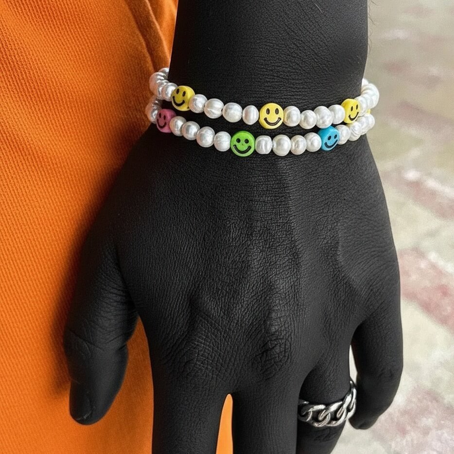 Smiley Accent Imitation Pearl Bracelet with Colored Resin Beads Smiley Accent Imitation Pearl Bracelet with Colored Resin Beads