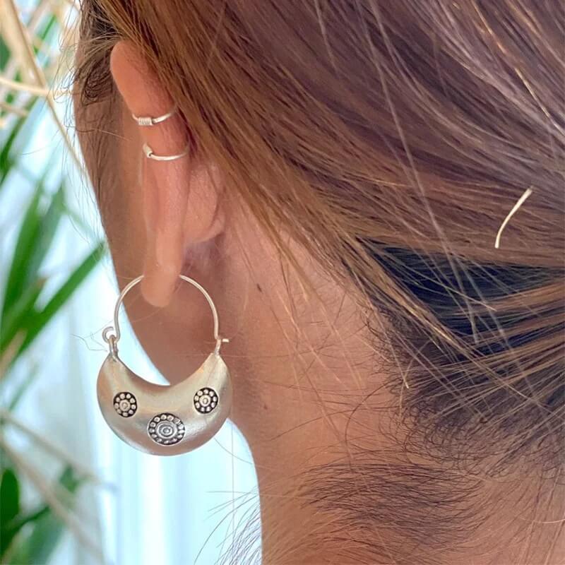 Vintage Silver Tone Carved Spiral Crescent Hoop Earrings (1) Vintage Silver Tone Carved Spiral Crescent Hoop Earrings (1)