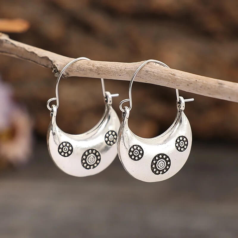 Vintage Silver Tone Carved Spiral Crescent Hoop Earrings (2) Vintage Silver Tone Carved Spiral Crescent Hoop Earrings (2)