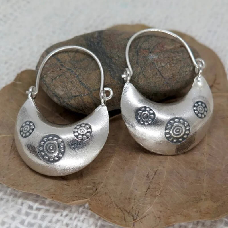 Vintage Silver Tone Carved Spiral Crescent Hoop Earrings Vintage Silver Tone Carved Spiral Crescent Hoop Earrings